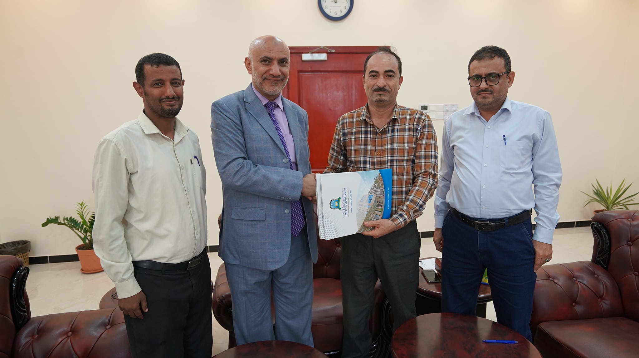 رئيس جامعة إقليم سبأ في زيارة للمركز الرئيس لجامعة العلوم والتكنولوجيا – عدن